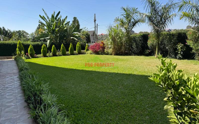 6 Bedroom  Ultra-modern Maisonette For Sale In Daykio, Bustani, Ruiru